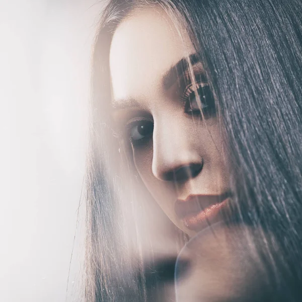 Brunette girl looking at camera — Stock Photo, Image