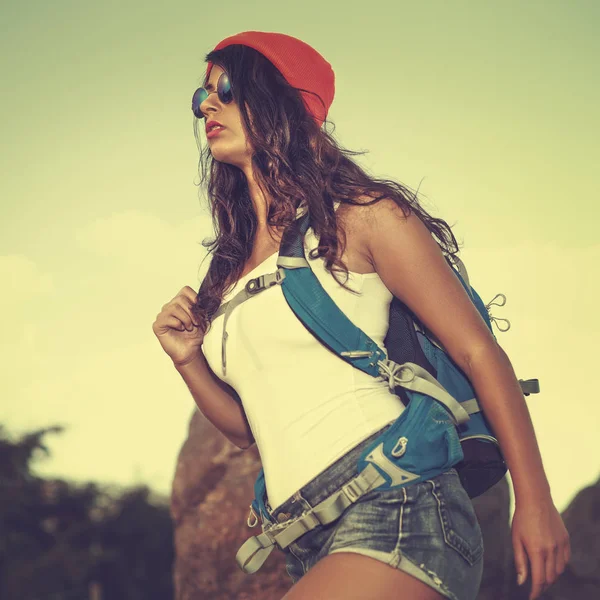 Escursionista ragazza in piedi con lo zaino — Foto Stock