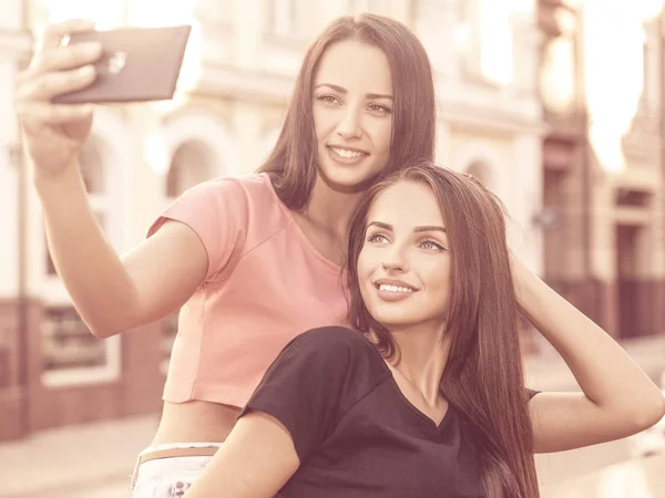 Дівчинки приймають selfie — стокове фото