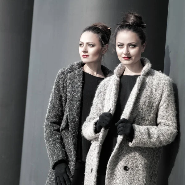 Gêmeos meninas vestindo casacos — Fotografia de Stock
