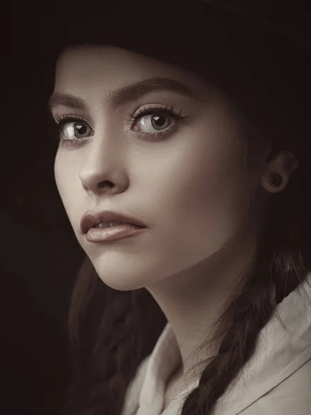 Retrato de bela jovem — Fotografia de Stock