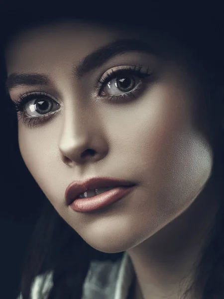 Portret van een mooie jonge vrouw — Stockfoto