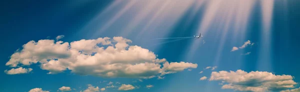 Cielo blu estivo con aereo volante — Foto Stock