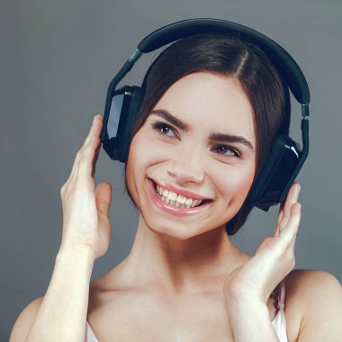 Kulaklıklı genç bir kadın. 