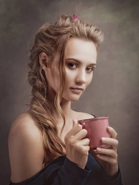 Skjønnhetsblondie med kopp te – stockfoto