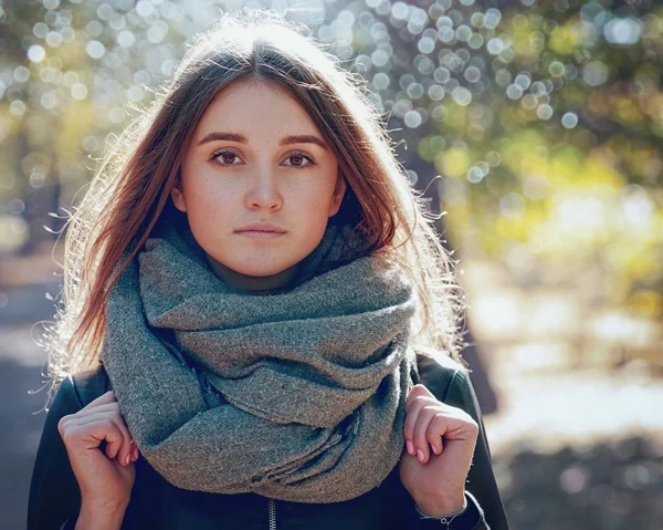 Beauty young woman posing in the park — Stock Photo, Image