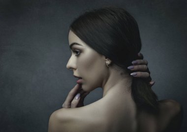 Eski arka plan üzerinde kadın portre