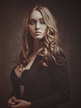 Olumlu ifade genç kadın kamera için poz