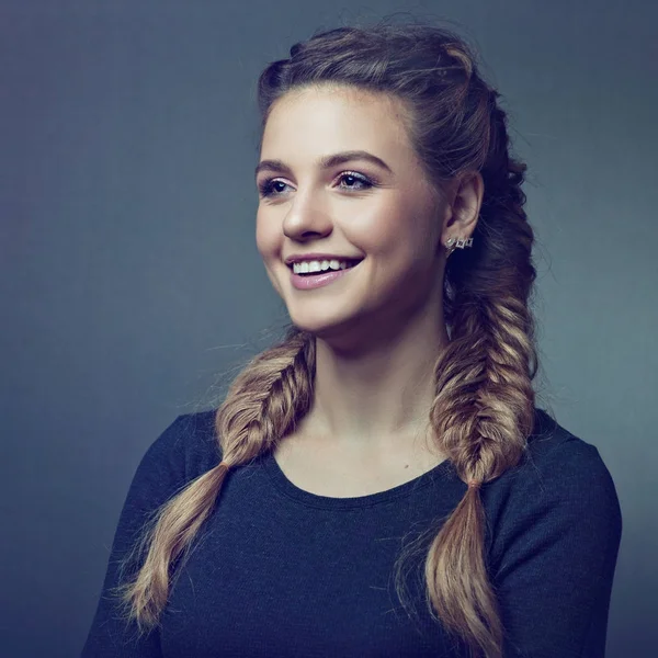 Sonriendo Hermosa joven mujer — Foto de Stock