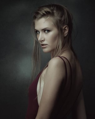 Koyu arka plan karşı dramatik kadın portre