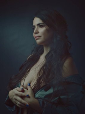 Artı boyutu model uzun saçlı kameraya poz.