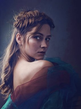 Mucize kadın sanat yong kadın yuvarlak örgü taç ile portresi.