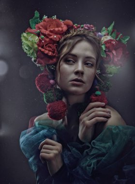 Mucize kadın sanat portre geleneksel halk taç giyen genç kadınla