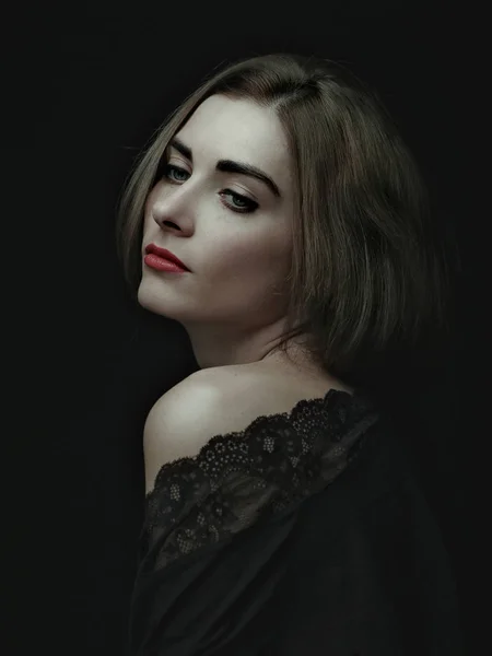 Karanlık Arka Planlara Karşı Dramatik Kadın Portresi — Stok fotoğraf