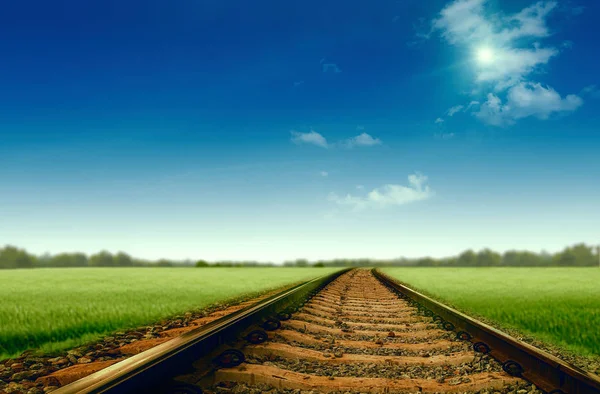 Estrada Com Caminho Ferro Grama Verde Fundo Céu Azul — Fotografia de Stock