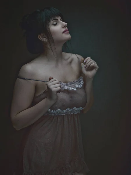 Young Woman Posing Dark Background — Stock Photo, Image