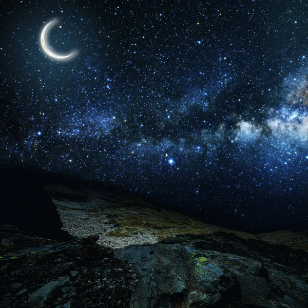 Montaña. fondos cielo nocturno con estrellas y luna — Foto de Stock