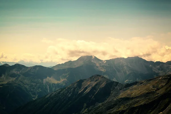 Βουνά στο Εθνικό Πάρκο Hohe Tauern στις Άλπεις, στην Αυστρία. Β — Φωτογραφία Αρχείου