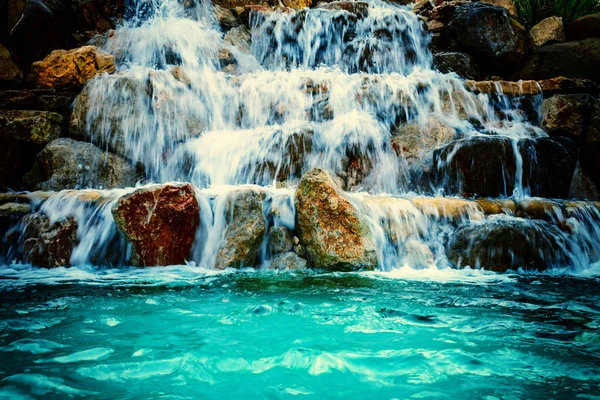 Cascada hermoso fondo de piedra, agua, musgo —  Fotos de Stock