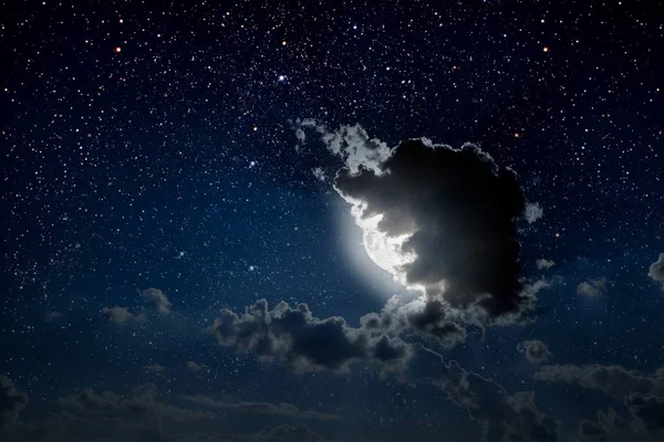 Tła nocne niebo z gwiazdami i księżycem i chmurami. — Zdjęcie stockowe