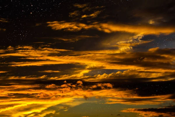 Sfondi cielo notturno con stelle e luna e nuvole — Foto Stock