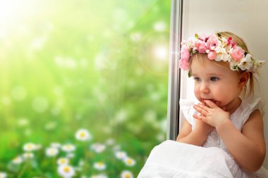 Çocuk bahar vitrinlere bakıyor