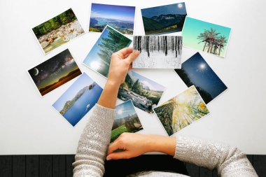 Kadın fotoğraflara bakıyor, bir günlük dinlenme özlemini hatırla.