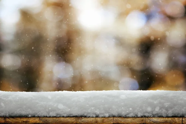Um fundo de Natal de inverno com neve na madeira — Fotografia de Stock