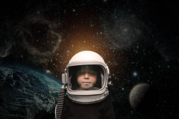 小さな子供は宇宙飛行士になることを想像しています — ストック写真