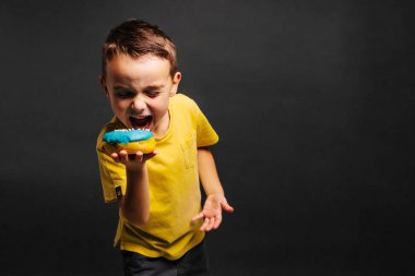 Mutlu şirin çocuk siyah sırtında çöreklerle eğleniyor.