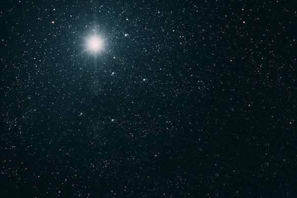 Arkaplan gece gökyüzü yıldızlar, ay ve bulutlarla. — Stok fotoğraf