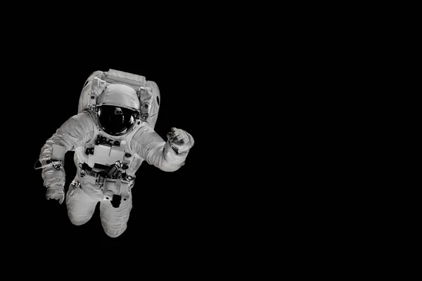 Astronauta leci nad ziemią w przestrzeni. — Zdjęcie stockowe