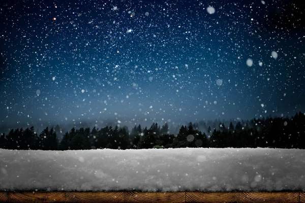 Uno sfondo natalizio invernale con neve sul legno — Foto Stock