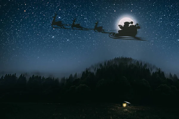 A lua brilha sobre a manjedoura de Natal de Jesus Cristo. — Fotografia de Stock