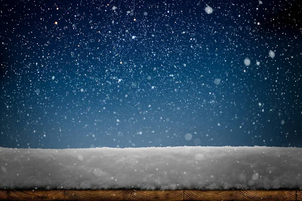 Un fondo de Navidad de invierno con nieve en el bosque —  Fotos de Stock