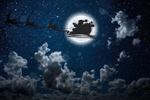 Silhouette d'un gothique volant Santa Claus sur le fond o — Photo