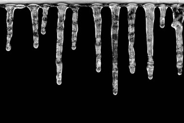 Siyah arkaplanda bir buz saçağı