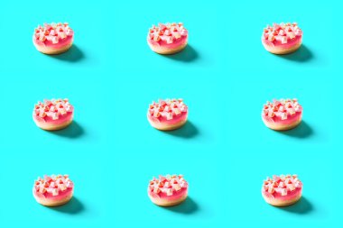 Açık mavi arka planda donut. 