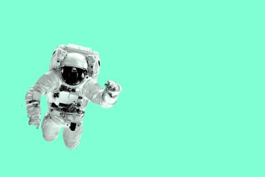 astronot uzayda dünya üzerinde uçar.