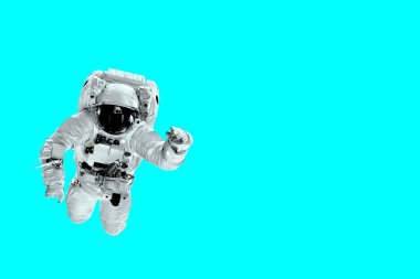 astronot uzayda dünya üzerinde uçar.