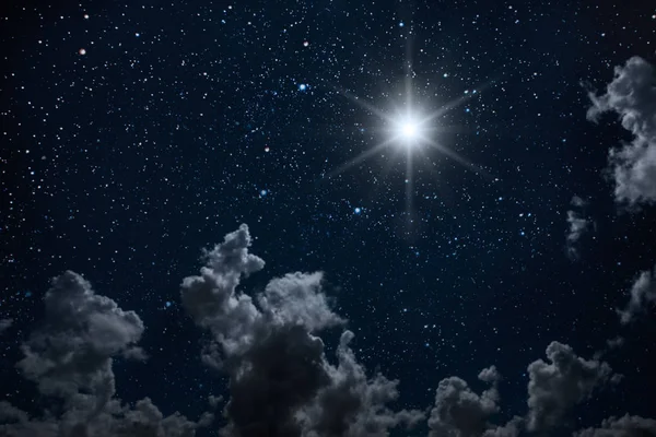 Фон ночное небо со звездами и луной и облаками. — стоковое фото