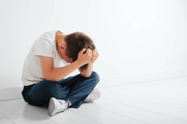 depresyon yerde oturan bir çocuk