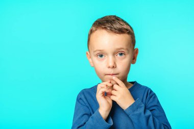 Turkuaz arka plan üzerinde poz model çocuk
