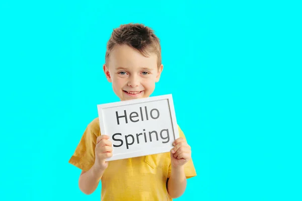 Niño Feliz Sosteniendo Cartel Para Información Sobre Fondo Azul Hola — Foto de Stock