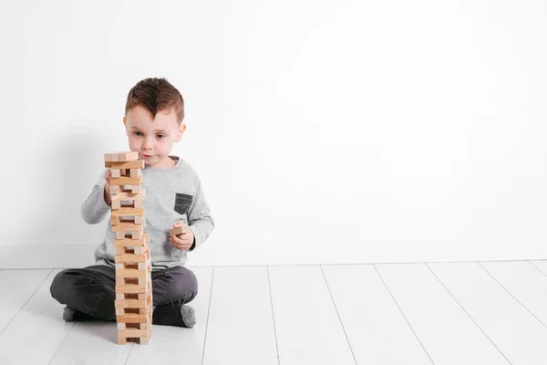 Мальчик играет с блоком дома — стоковое фото