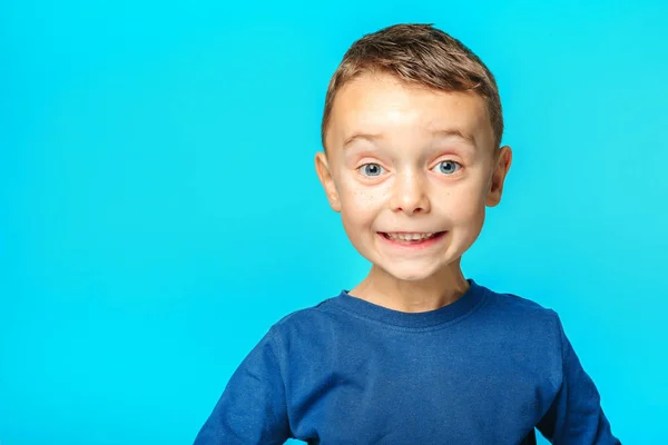 Un enfant modèle posant sur fond turquoise — Photo