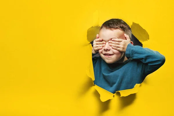 Menino Bonito Feliz Está Divertindo Jogado Parede Fundo Preto Sobe — Fotografia de Stock