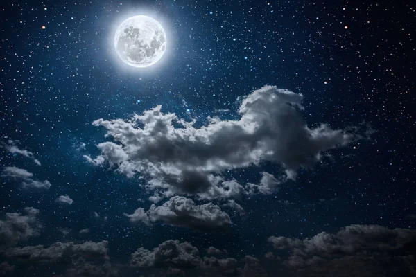 Milieux ciel nocturne avec des étoiles et la lune et les nuages. Éléments o — Photo