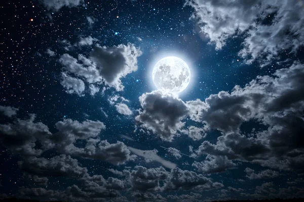 Фон ночное небо со звездами и луной и облаками. Элементы o — стоковое фото