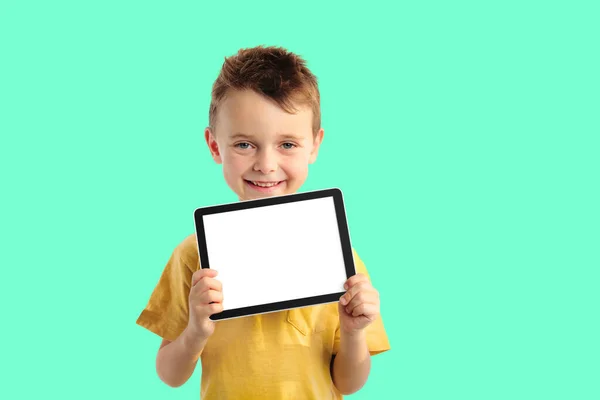 Garçon enfant heureux tenant une tablette pour votre information sur le bl — Photo